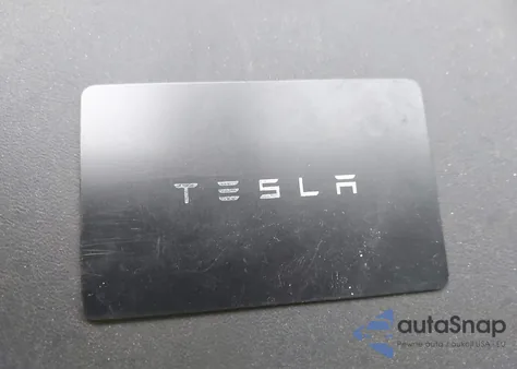 2025 Tesla Model 3 Long Range Rear-Wheel Drive z USA, uszkodzony, nr VIN 5YJ3E1EA3SF915449